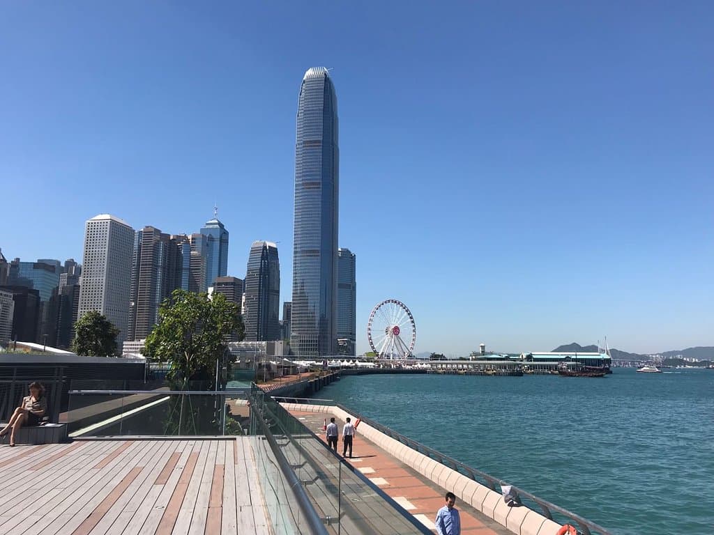 向西邊的中環碼頭望去