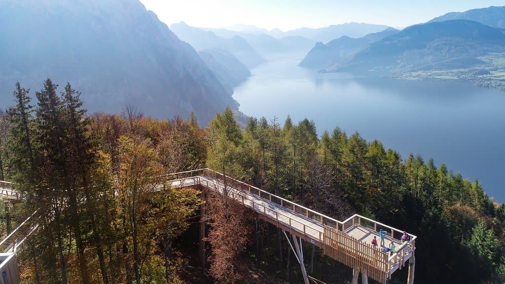 Blick auf die Aussichtsplattform und den Traunsee
