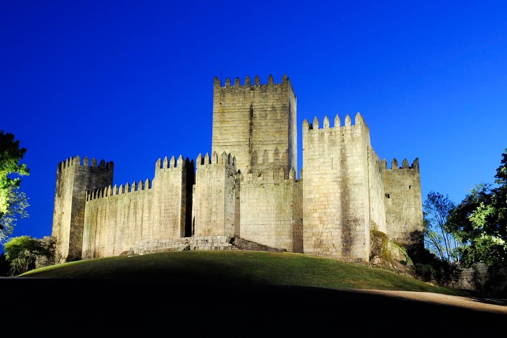 Castelo Guimares Visite Lisboa e Sintra com a Recordtours www.recordtours.com info@recordtours.com WahtsApp: 00351 932221333  Minibus / Vans