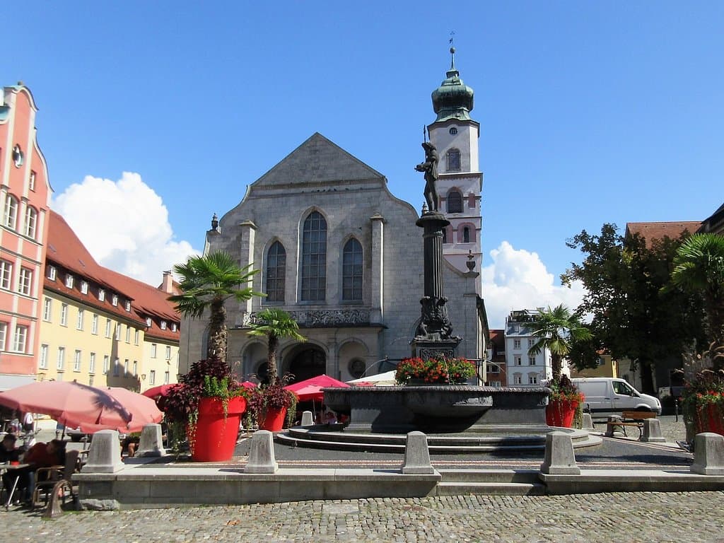 Église évangélique Saint-Étienne sur la place du marché et près de la Fontaine de Neptune à Lindau