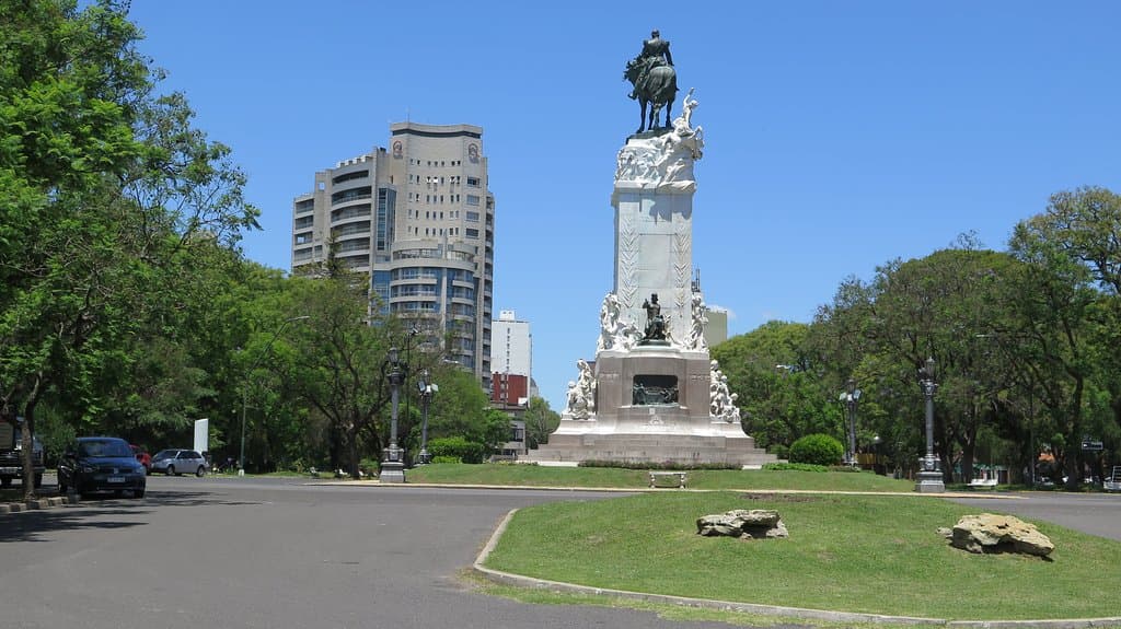 El monumento y la Av. Alameda de la Federación al fondo