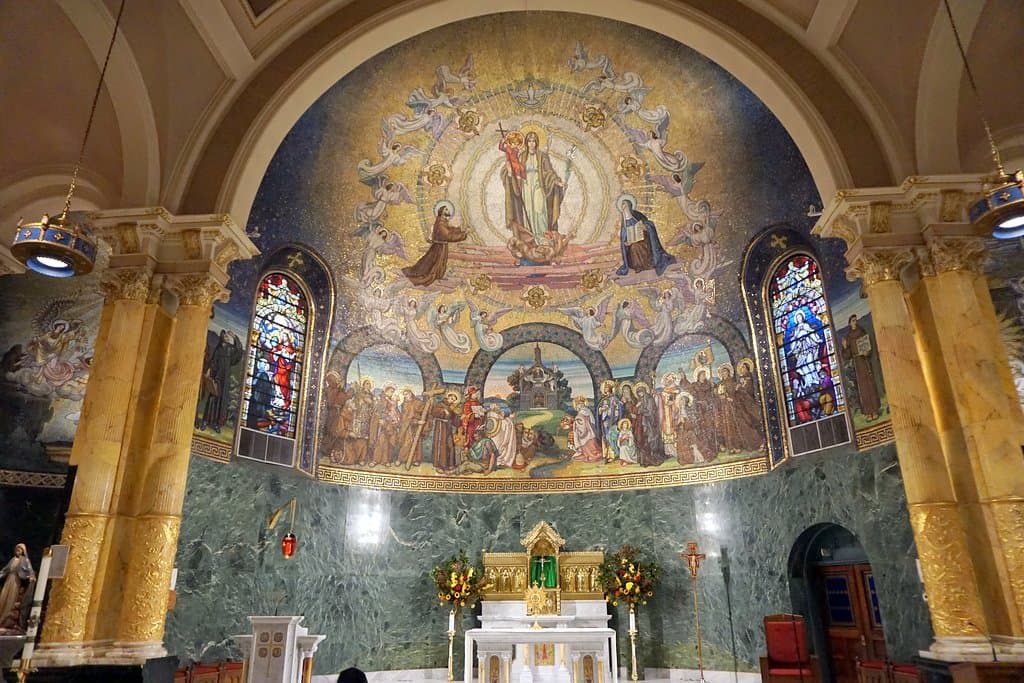 cúpula sobre o altar