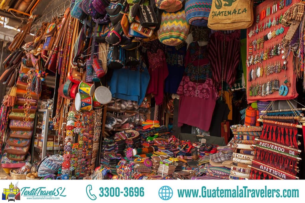 Téjidos, collares, cinturones y muñecos. Síguenos en Facebook como Textitravelsl o visítanos en www.GuatemalaTravelers.com