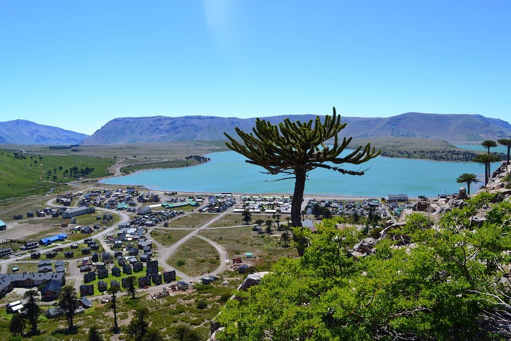 Lago y Pueblo