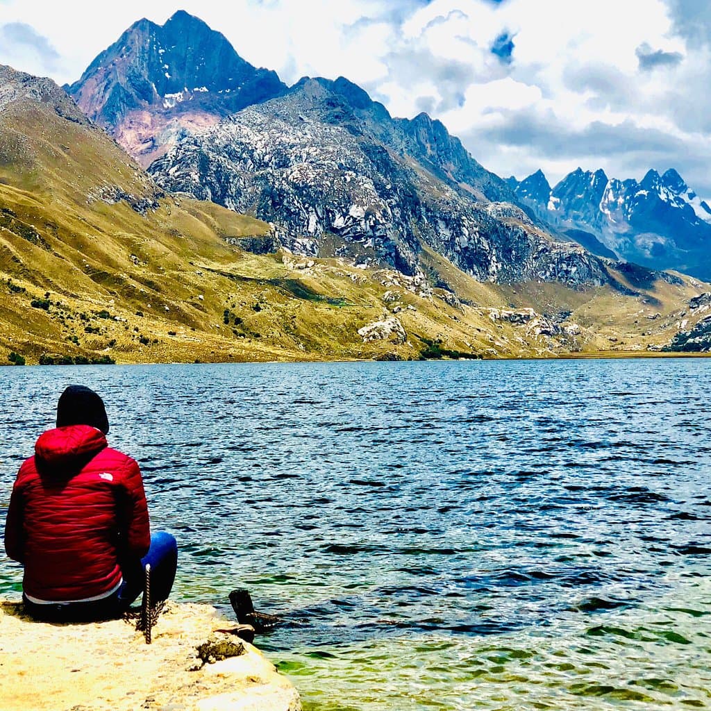 Laguna Querococha, ubicada a 3980 s.n.m de camino a Chavin de Huantar!!