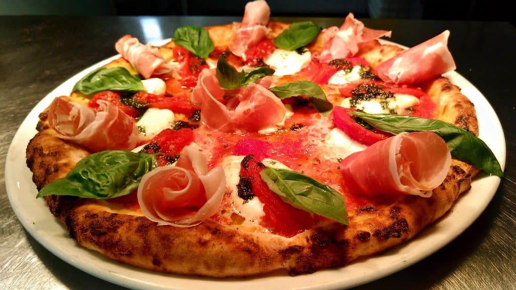 Caprese e crudo  (Ristorante Pizzeria Manuno Brescia - Poncarale - Pizzeria DI Mario e Nicola Matarazzo)