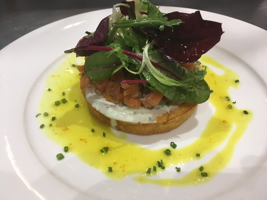 Galette de maïs au saumon fumé, vinaigrette au curry