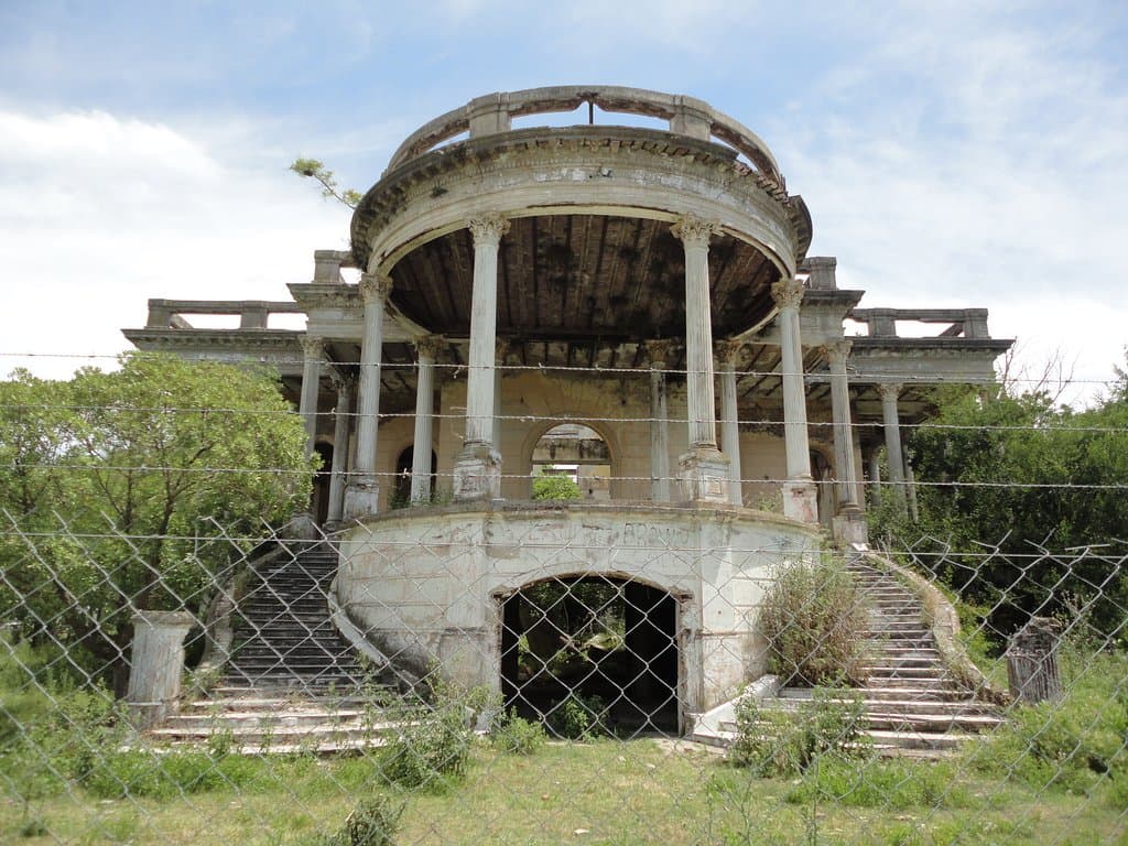 Hermosa arquitectura, se accedía por la doble escalinata del frente, y las terrazas que se aprecian, en su momento eran accesibles.