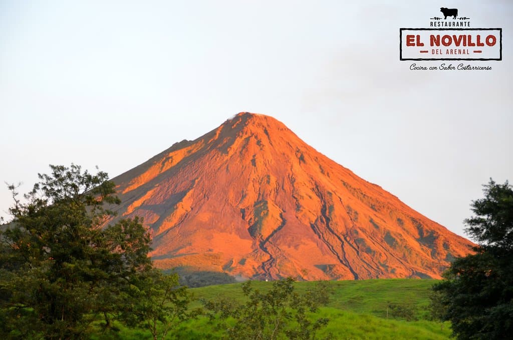 Contamos con una hermosa vista al volcán donde podemos apreciar atardeceres como este. 
Ven a disfrutar mientras ves esta hermosa vistad