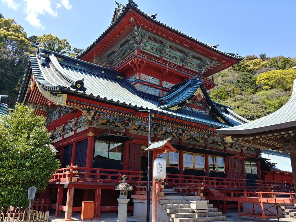 The largest shrine building in this yard. 