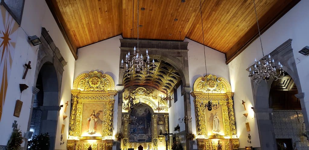 Retábulo do altar-mor com talha dourada