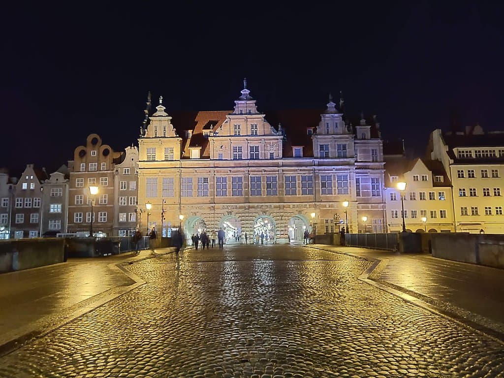 Brama nocą