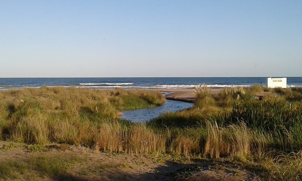 Pasarela de madera que lleva a una playa