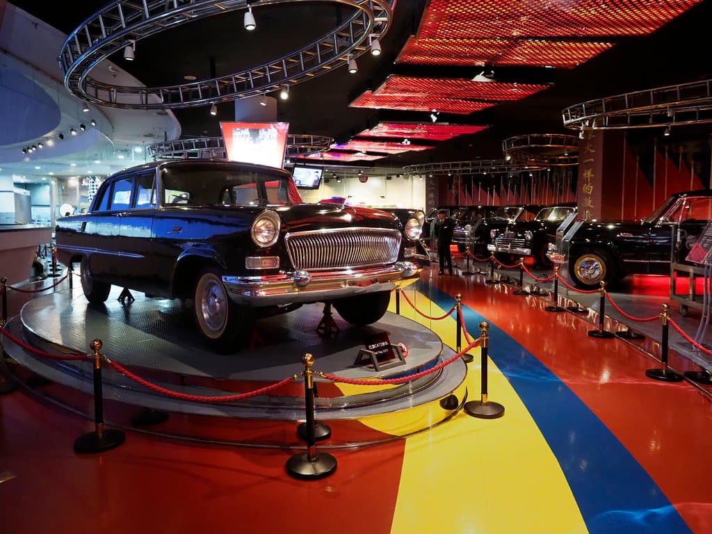 Ein Hongqi CA72 - das Repräsentationsfahrzeug der damaligen Elite. 206 PS aus 5,6 Litern Hubraum. Das holzgetäfelte Cockpit ist verdammt schick. Der Kühlergrill erinnert an chinesische Fächer und die Rückleuchten an chinesische Laternen. Ca. 400 Exemplare wurden gebaut Gut erhaltene CA72 werden im sechsstelligen Eurobereich gehandelt. 