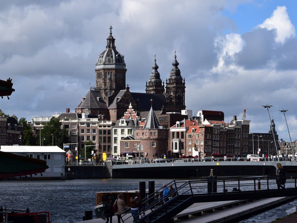 Oosterdokseiland. У восточного ресторана (стоит на воде)