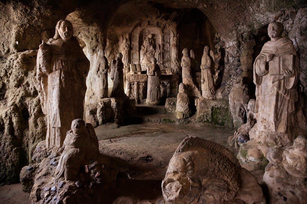 La Santa Messa, di sfondo la Madonna del Rosario contornata da Angeli. Il grande pesce che rafforza il legame alla religione Cristiana. 