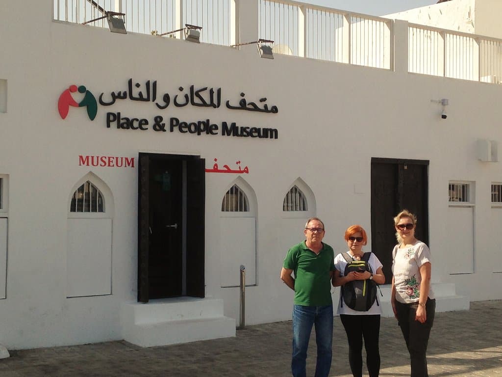 Bayan Esti ve dostlarımız 'Ghalya's Museum of Art'binası önünde