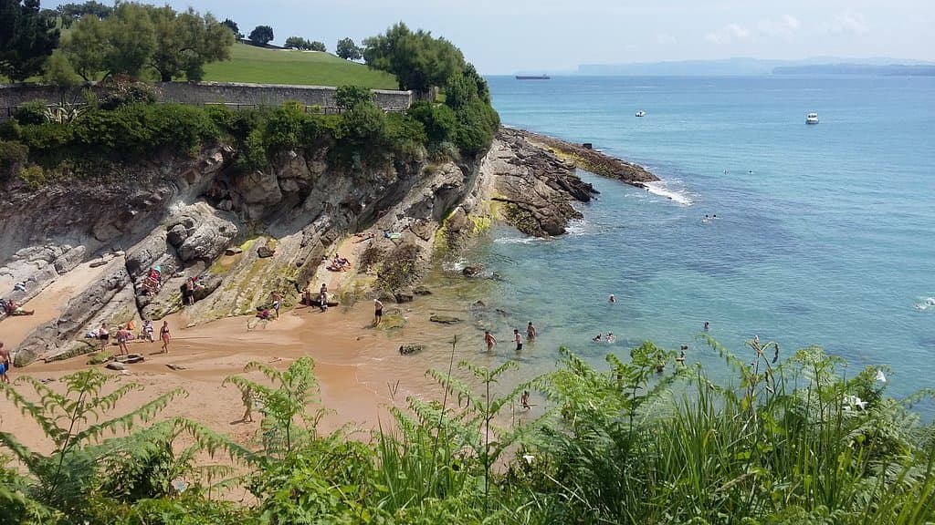 mała zatoczka ukrywa romantyczną plażę