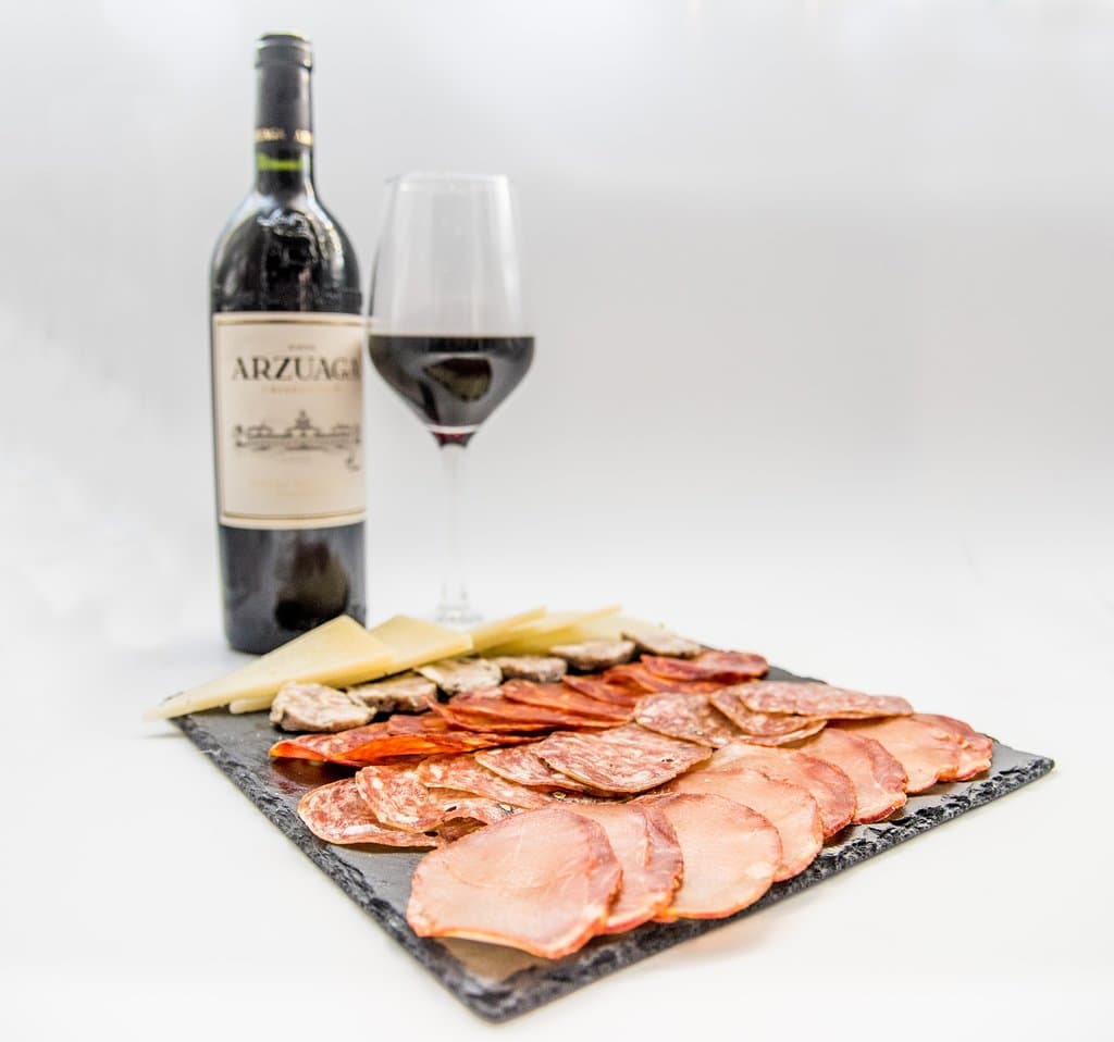 Tabla de embutidos con botella de vino
