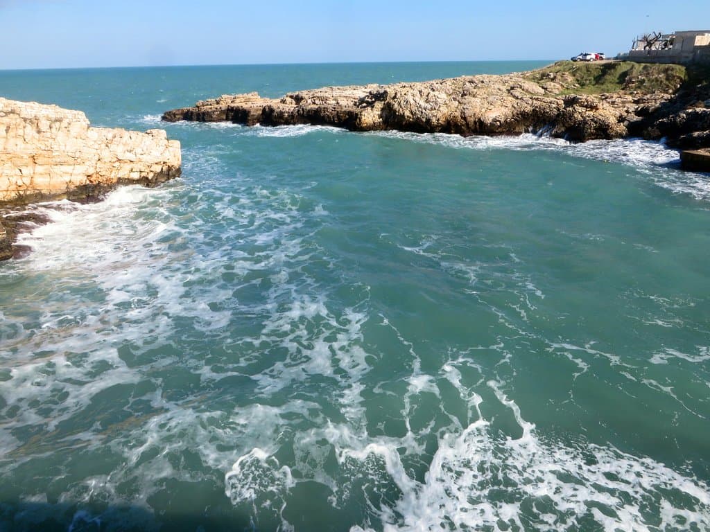 Il mare agitato non risparmia nemmeno le acque all'interno dell'insenatura di Cala Paura
