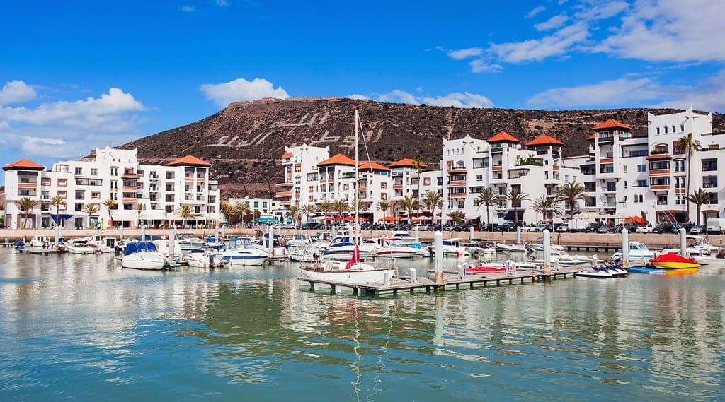 Agadir, ville située sur la côte atlantique sud du Maroc dans les contreforts de l'Anti-Atlas, est la capitale de la province d'Agadir Ida-Outanane. Cette station balnéaire est réputée pour ses parcours de golf, sa large plage en croissant et sa promenade en front de mer bordée de cafés, de restaurants et de bars. Perchée sur une colline, la kasbah d'Agadir a été détruite lors d'un tremblement de terre en 1960, mais ses murs d'origine sont toujours debout. Population : 452 540 (2014) Coordonnées