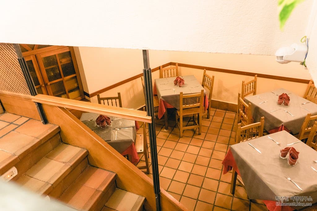 1층과 지하 1층으로 구성되어 있음