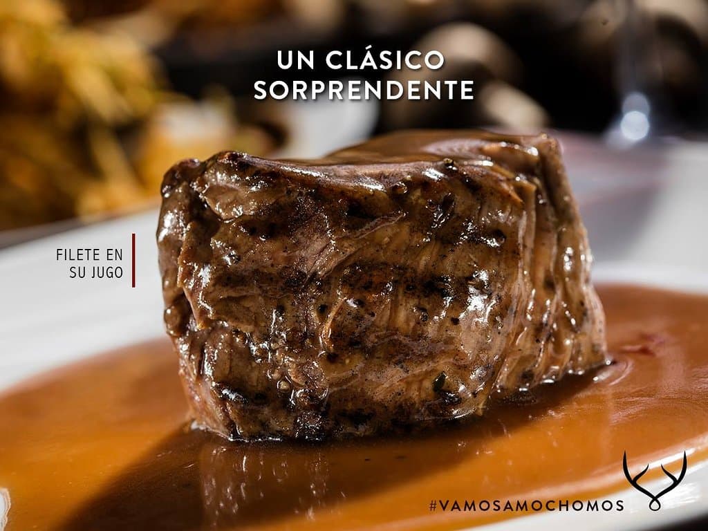 Rico trozo de corazón de Filete de res salceado con jugo especial, acompañado con papapaja , delicioso.