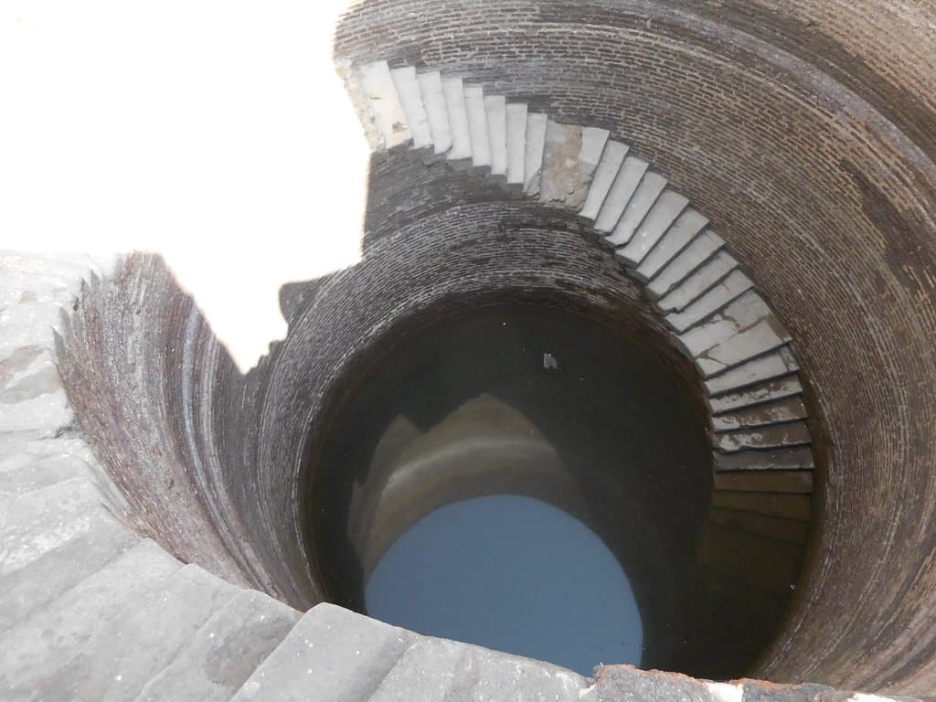 チャンパネールの町に入る手前、道路から外れて林の中に入ると入り口があります。一応井戸の周囲はきれいに整備されており、管理人的な人たちもいました。