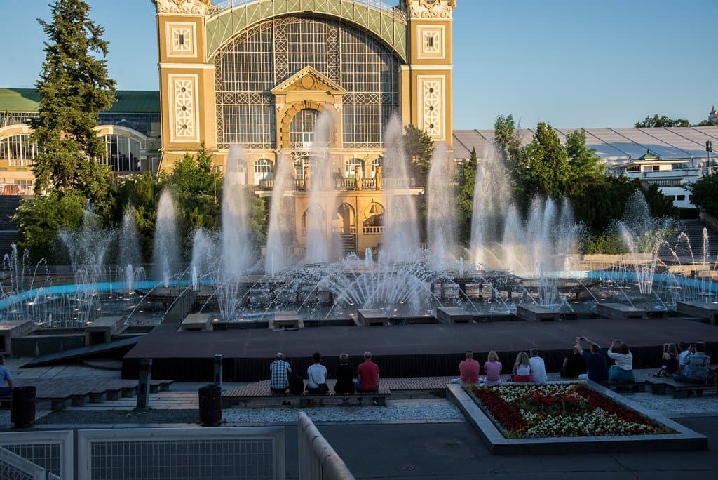 Grające fontanny w ciepłe majowe popołudnie.