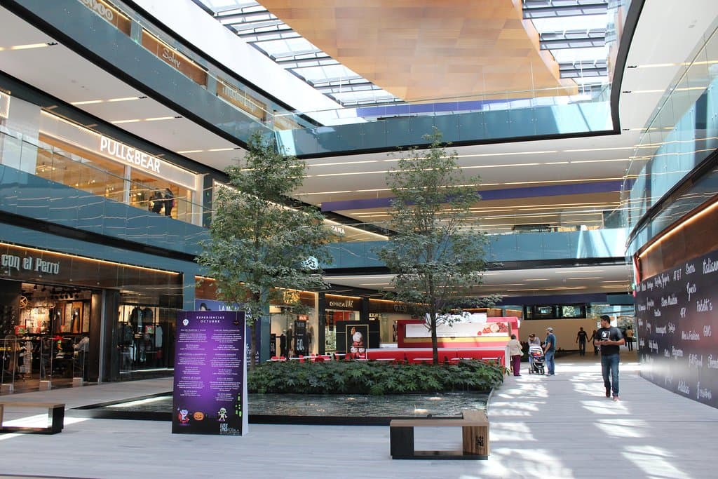 Una mirada al Centro Comercial Parque Puebla.