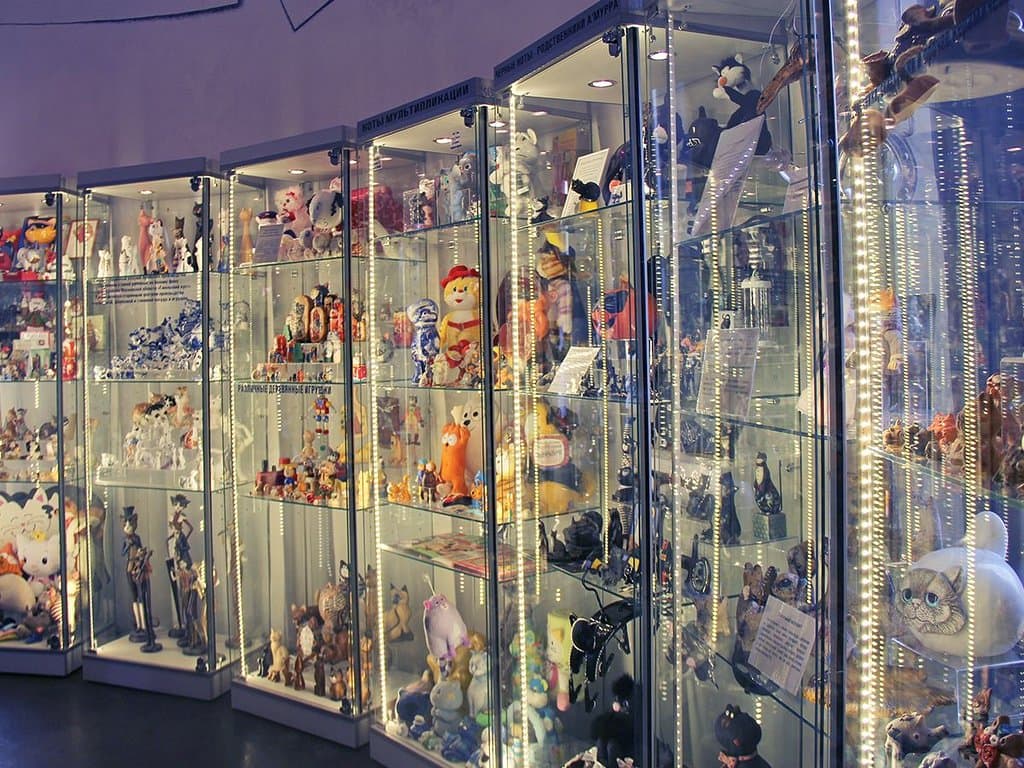 Стеллажи с кукольными кошками