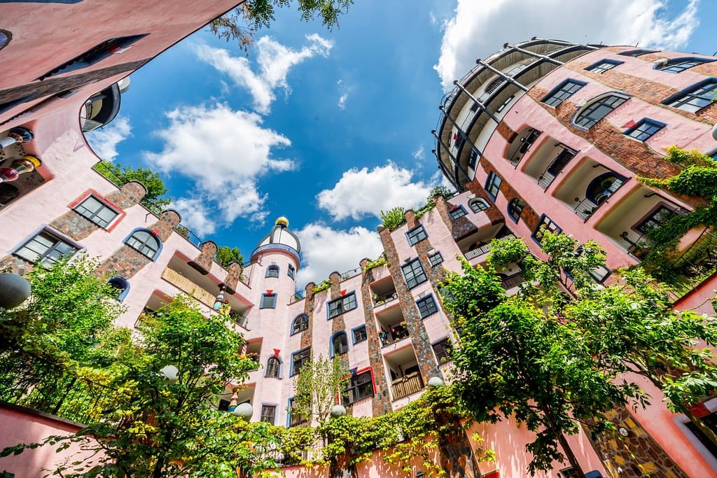 "Die Oase für Menschlichkeit und für die Natur in einem Meer von rationellen Häusern".