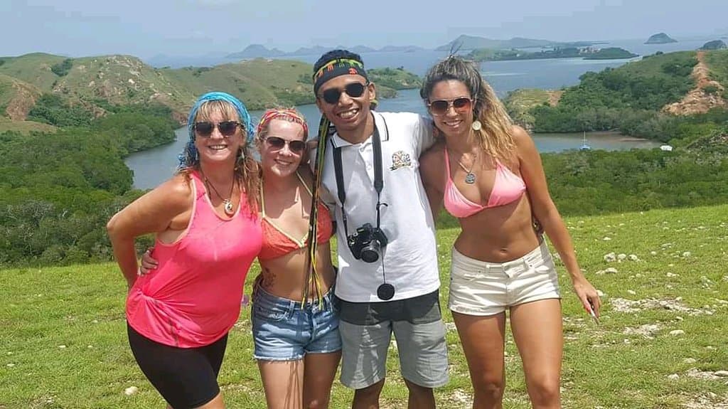 lovely picture floresindokomodotour guide with Argentine clients in Rinca Island