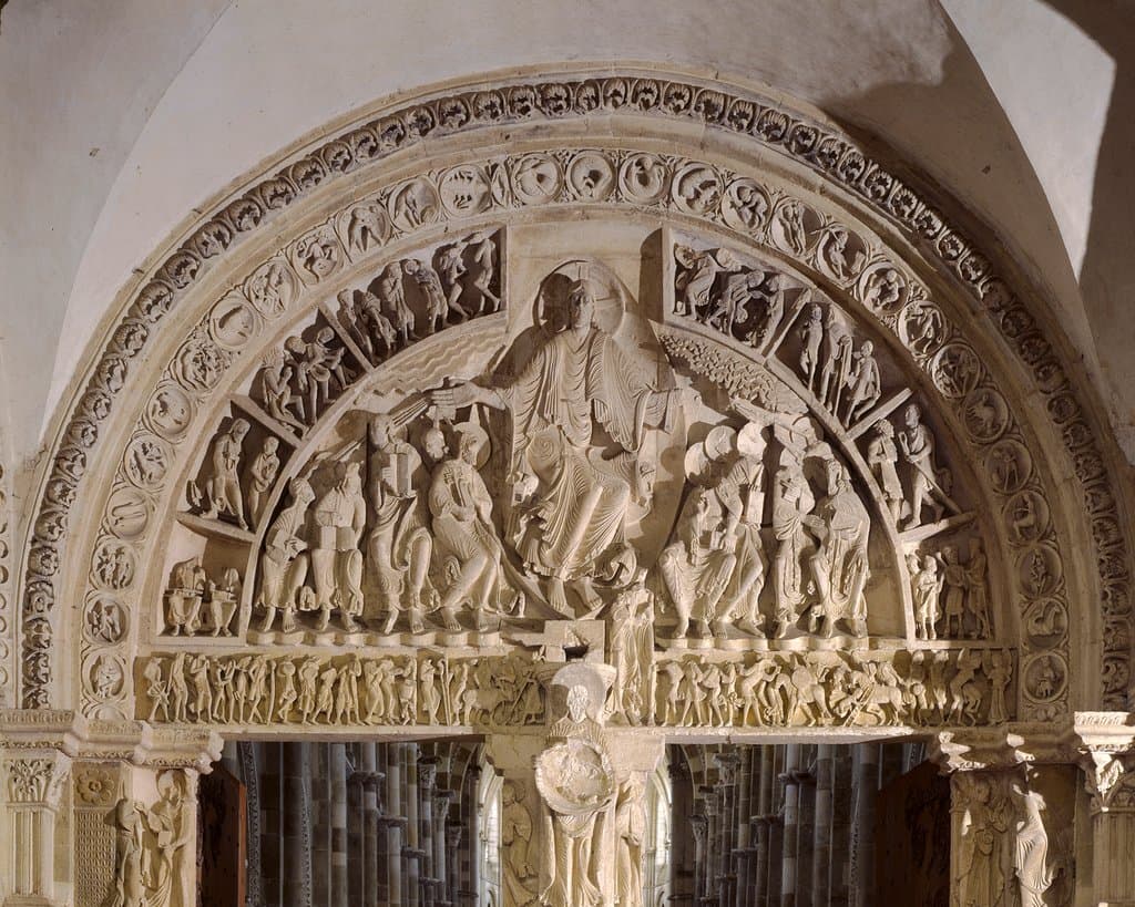 La façade et l'avant-nef de la basilique sont en travaux depuis début février jusqu'au printemps 2020. L'accès à la basilique se fait par un couloir en bois passant sous les échafaudages. Une reproduction agrandie du grand tympan est posé sur la façade durant la durée des travaux. Elle permet de voir ainsi ce chef-d'oeuvre de l'art roman du XIIème siècle.