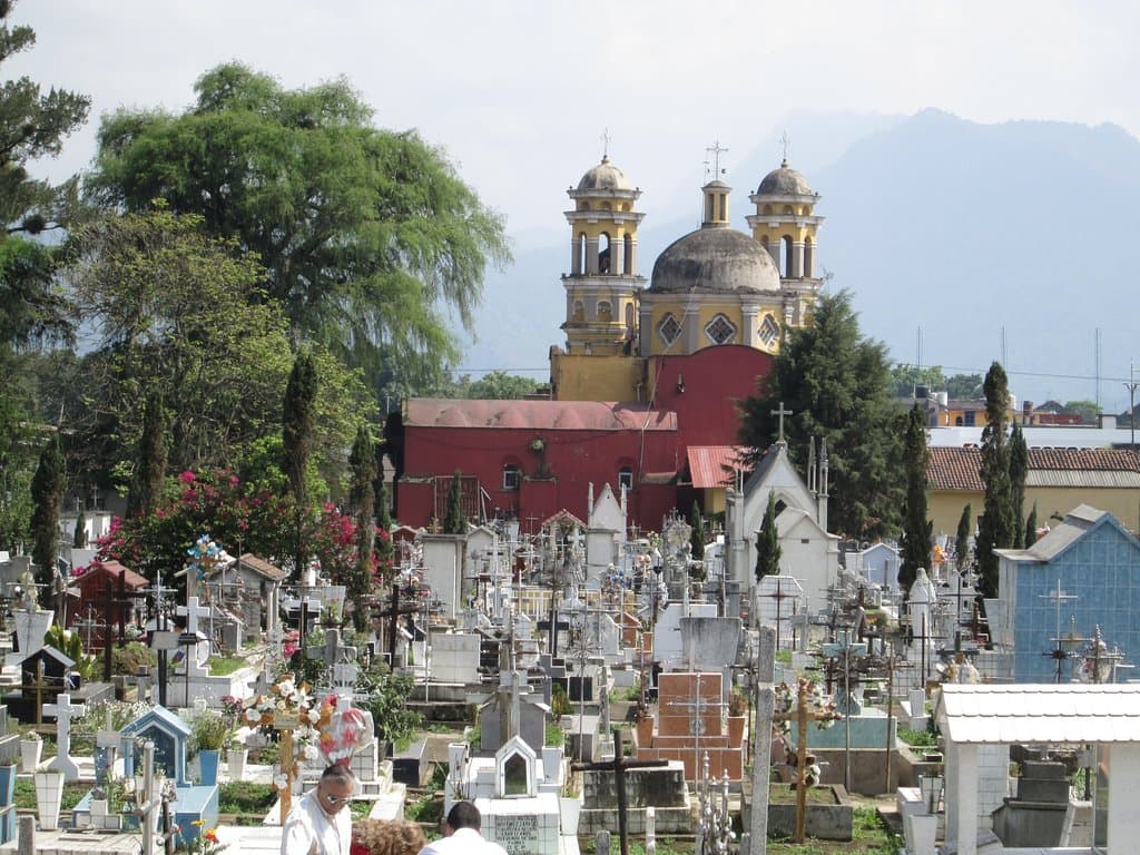 Panorámica del Panteón Municipal, al fondo Santuario de la Virgen de Guadalupe