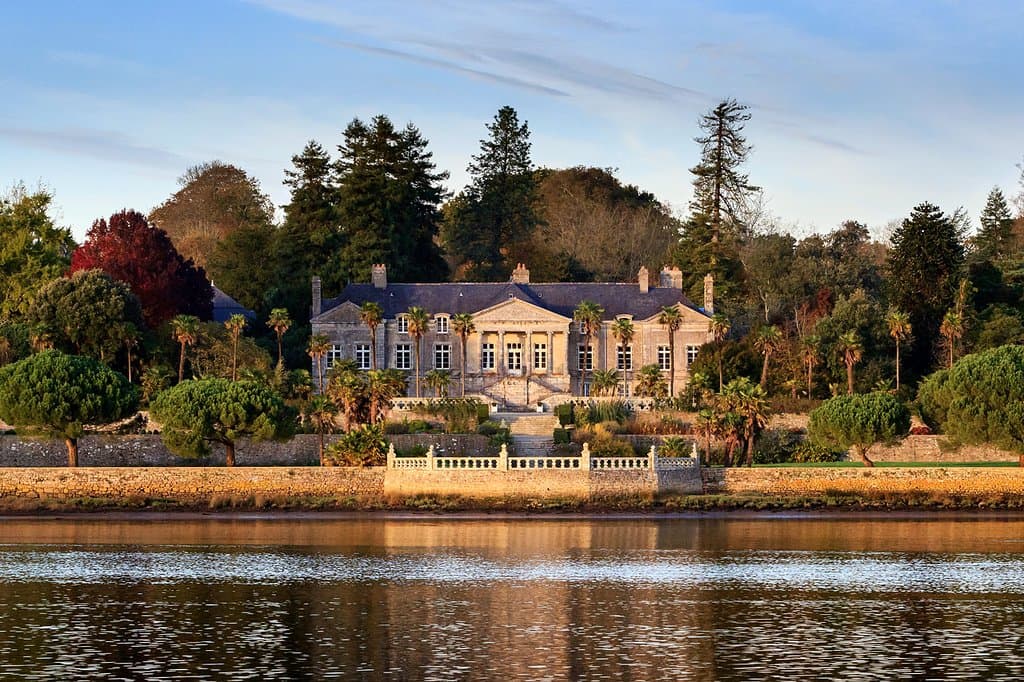 Vue hivernale du château de Lanniron depuis le chemin de halage qui lui fait face.