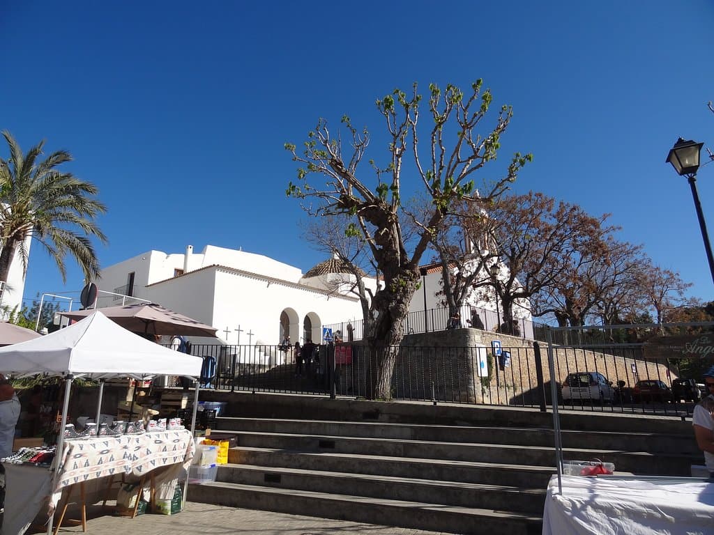 Junto a la iglesia de San Juan. En la ruta de Iglesias blancas