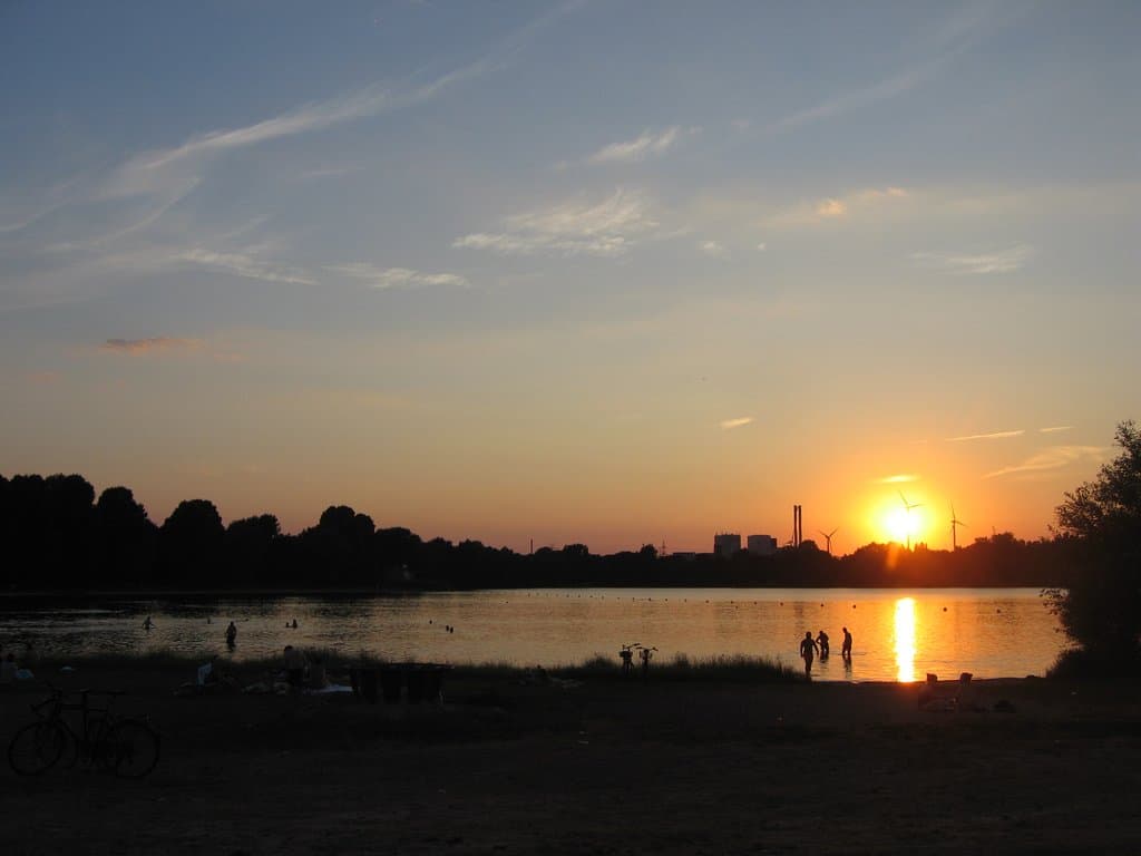 Solnedgang over vatnet