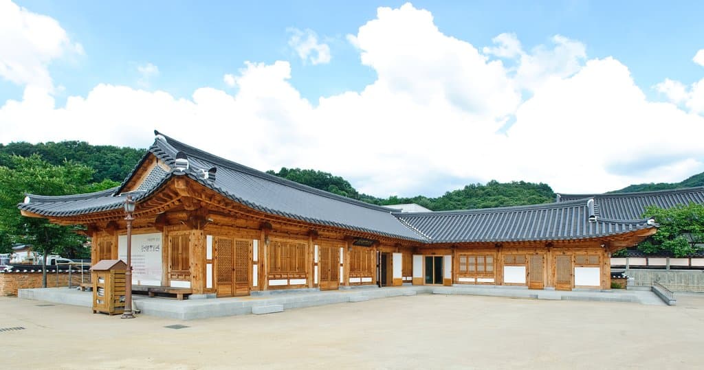 Wanpanbon(woodblock-printed book) Culture Center was erected to inform the importance of Wanpanbon and archival culture. It re-illuminates the publication culture of Jeonju once vivid in the past, and newly summarizes the meaning of Wanpanbon that embraces Jeonju’s economy, culture, society, thoughts, etc. It tries to build the future value of Jeonju by these activities, and therefore it casts a long shadow to us