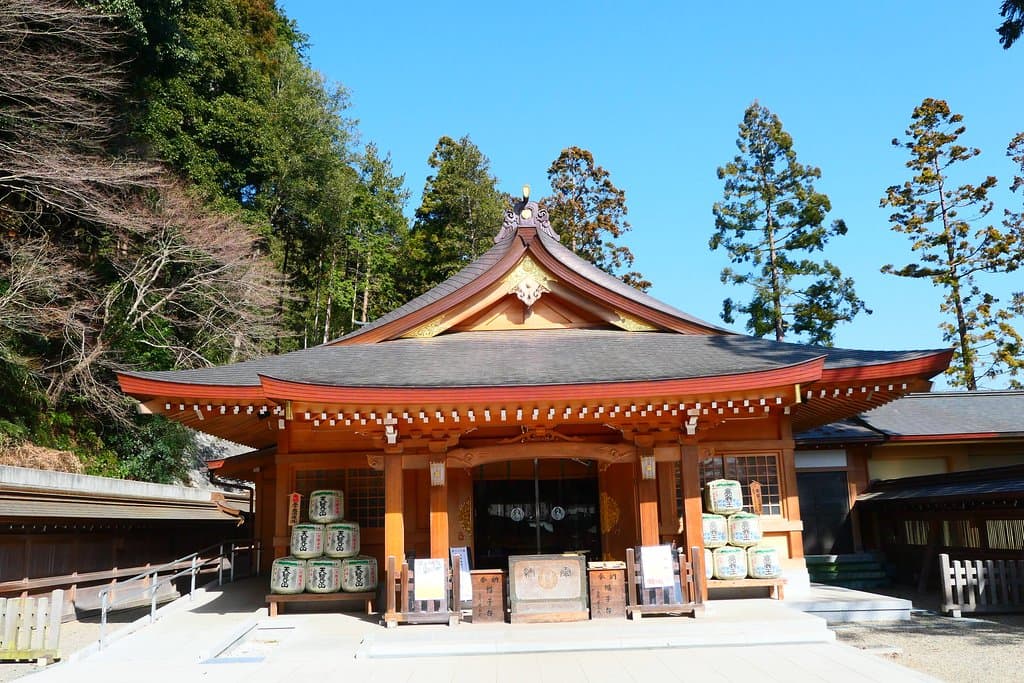社殿はキレイで立派でした。参拝した方が出世するとされる「出世明神」として知られ、特にここを参拝後に総理大臣になった議員が多いことで有名です。