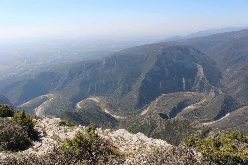 Η πορεία του Νέστου μέσα από τα βουνά, ακριβώς μπροστά από το παρατηρητήριο.