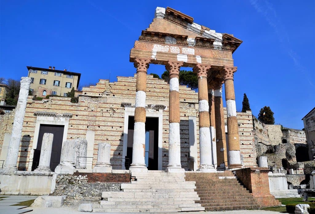 In the via dei Musei of Bresia you can visit the old Forum Romanum. It’s a great experience. For more tipps visit www.Urlaubsreise.blog #brescia #italy #wanderlust #travelphotography #worldtrip #visititaly #exploretheworld #exploreeurope #architecture #citytrip #earth_pix #forumromanum #romanarchitecture