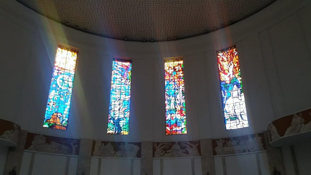 Linda Igreja! Templo sem colunas, acústica boa e conjunto de vitrais enigmáticos. Fica em bairro bucólico, Cosme Velho, Rio de Janeiro.