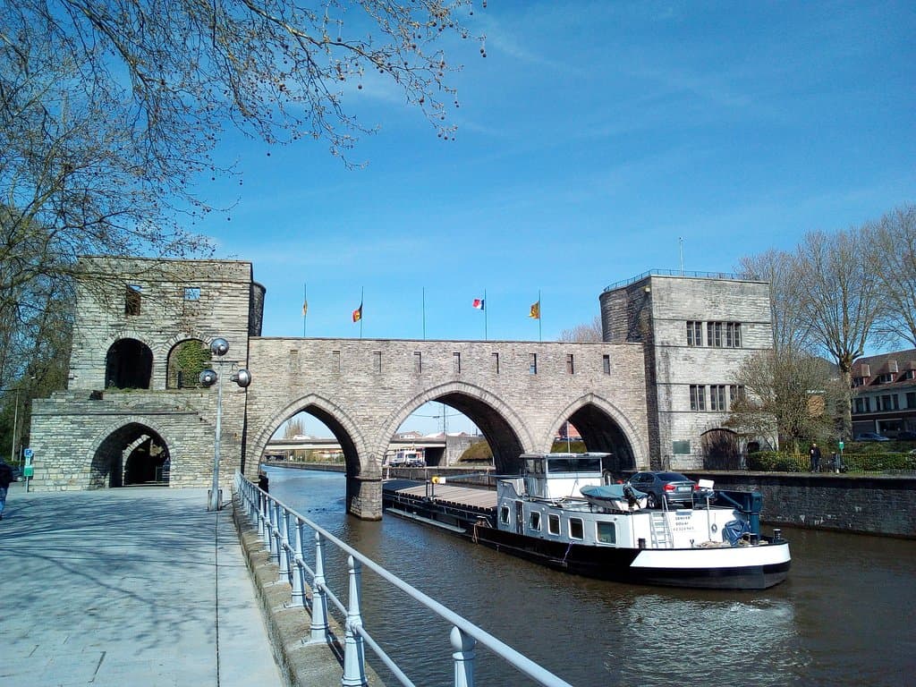 Péniche sous le pont