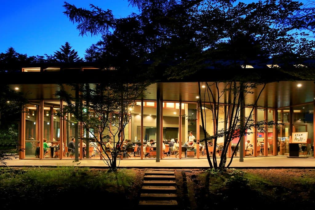 村民食堂外観(夜)