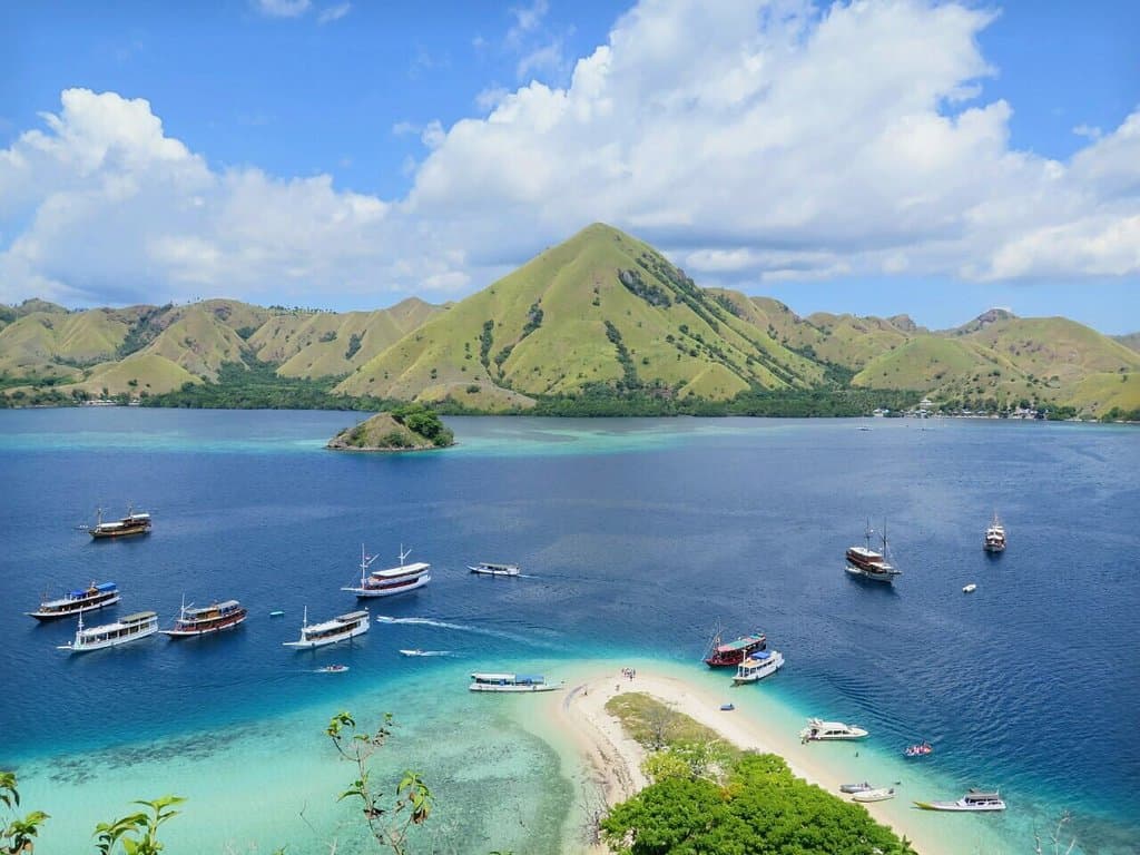 On the westernmost tip of the Island of Flores, the town of Labuan Bajo, or also spelled Labuhan Bajo, sits peacefully with many wonders waiting for you to explore. Labuan Bajo was only a small fishing site that today has flourished to become the gateway to many exotic destinations in East Nusa Tenggara.