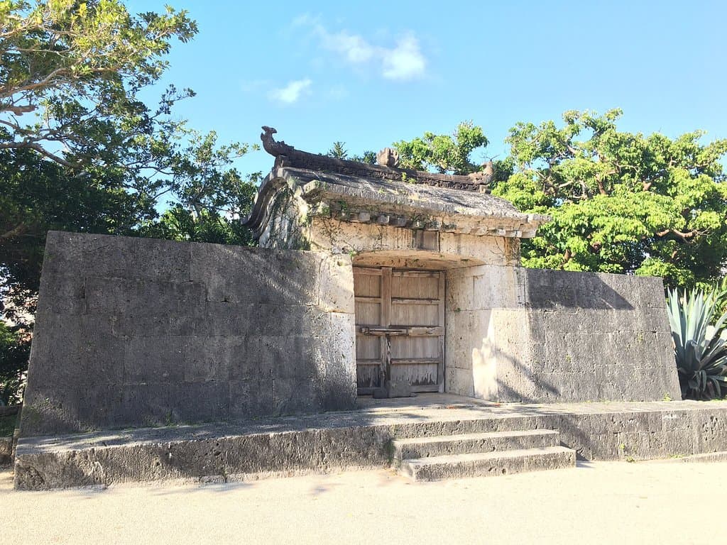 園比屋武御嶽石門