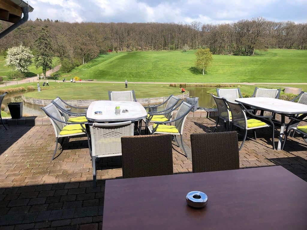 Außengastronomie mit Blick auf Loch 9