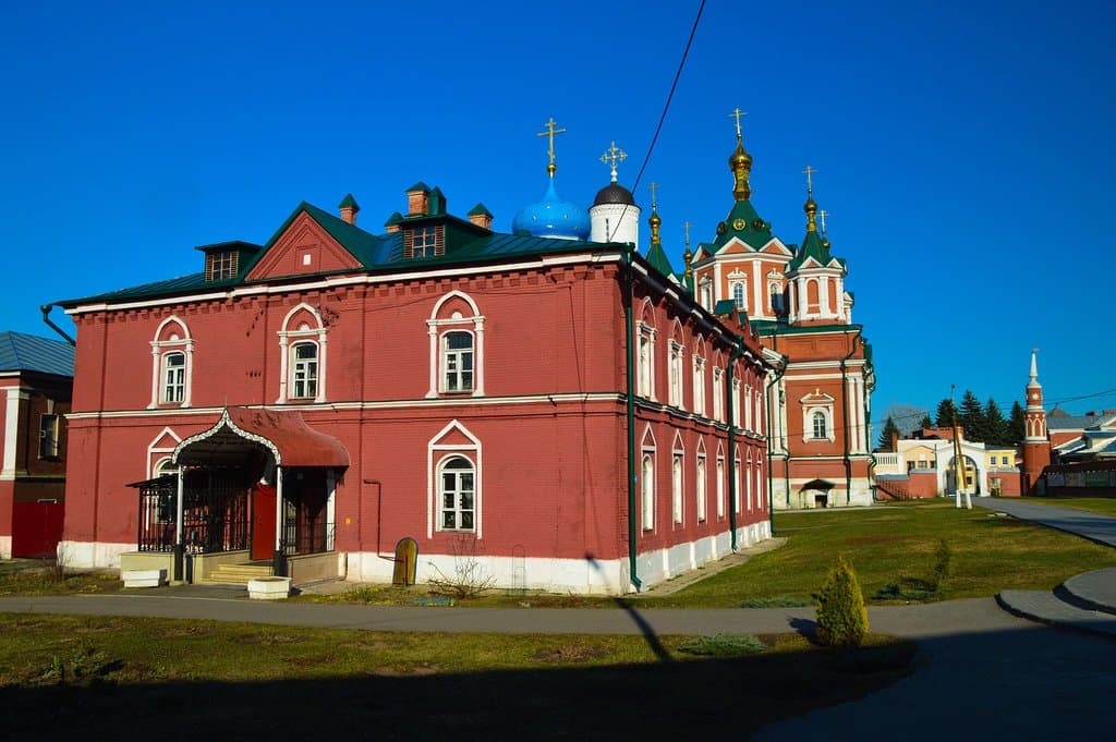 Коломна. Успенский Брусенский женский монастырь. Вид на центральный келейный корпус со стороны Грановитой башни Коломенского кремля