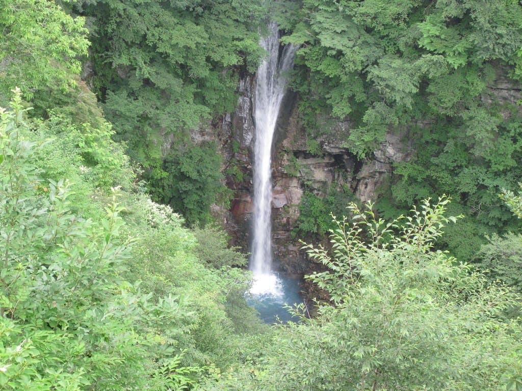駒止の滝、滝壺はエメラルドグリーン